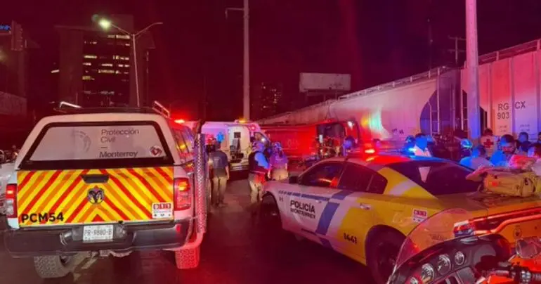 Choque entre tren y autobús en Monterrey deja un muerto y 25 heridos