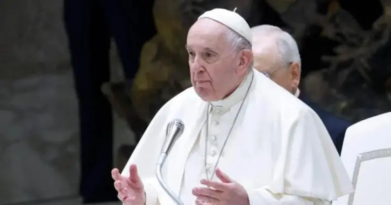 Papa Francisco sigue «estable» pero aún requiere terapia en el hospital