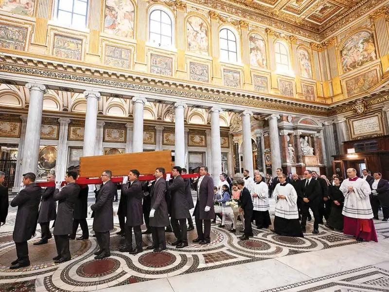 El gran público descubre la tumba de Francisco a la espera del cónclave
