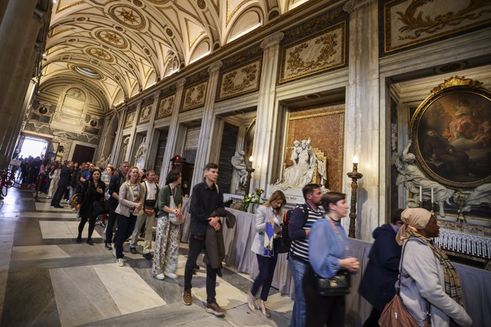 Miles de personas visitan la tumba del Papa Francisco en las primeras horas de apertura al público
