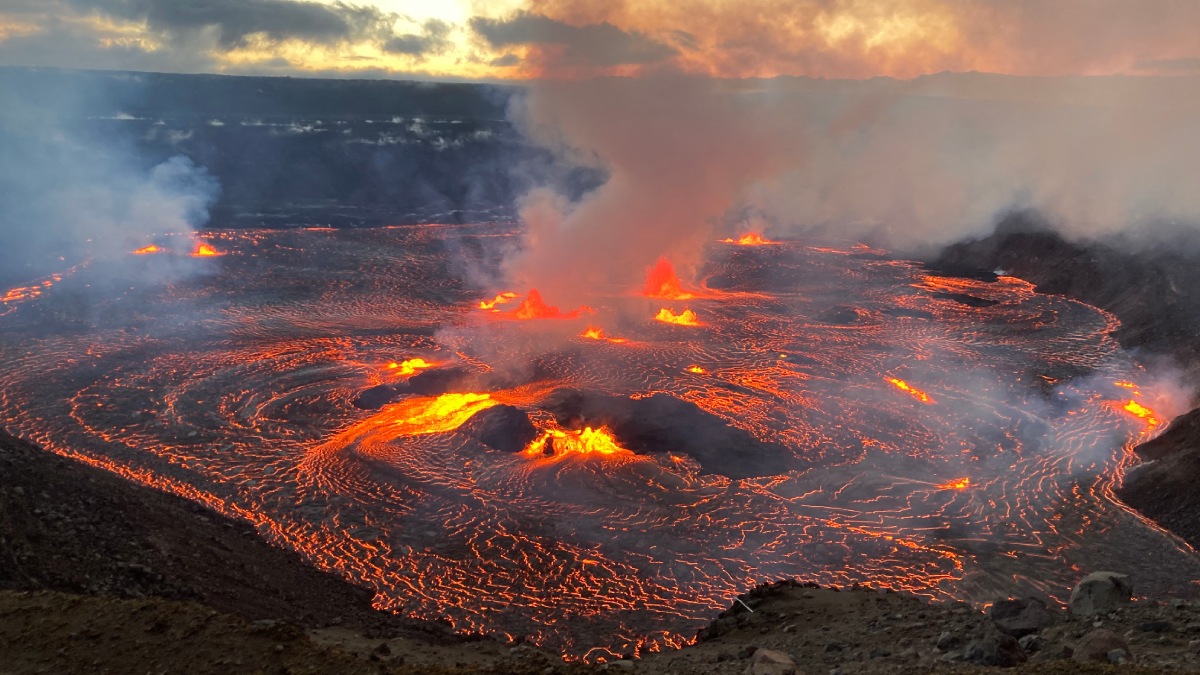 Volcán Kilauea en Hawái entra en erupción y lanza chorros de lava