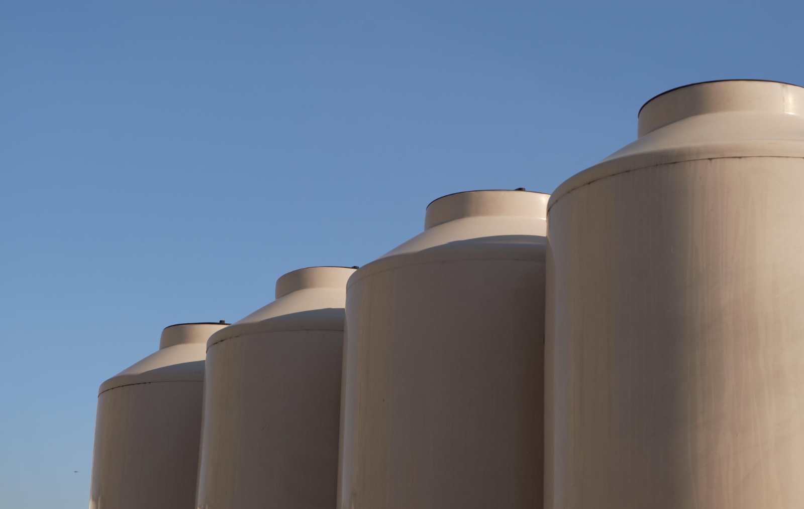 Tinacos verticales, la nueva solución ante la falta de agua y el poco espacio en casa
