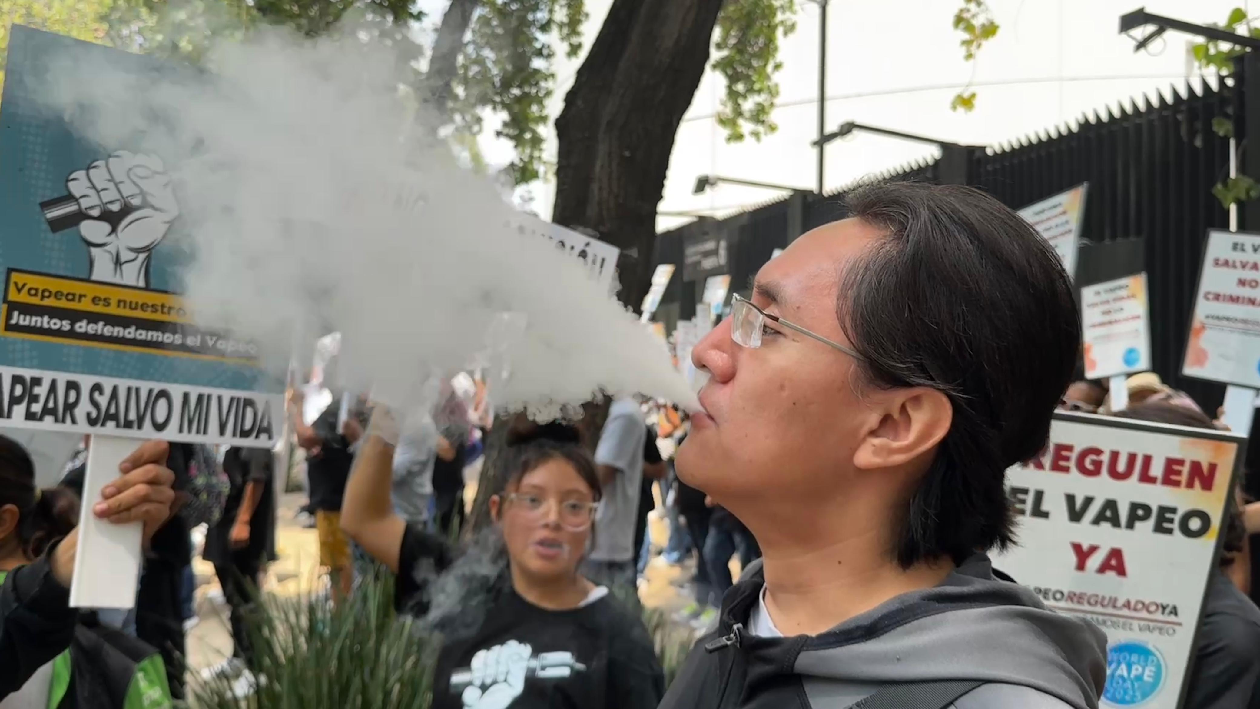 Llevan activistas pro-vapeo «serenata» con mariachi a senadores para pugnar por regular los dispositivos