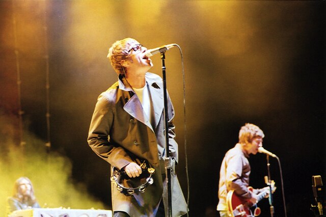 Cantante de Oasis arremete contra ayuntamiento de Edimburgo por criticar a sus fans