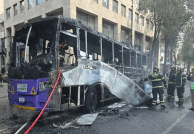 Autobús de transporte público se incendia en el Centro Histórico