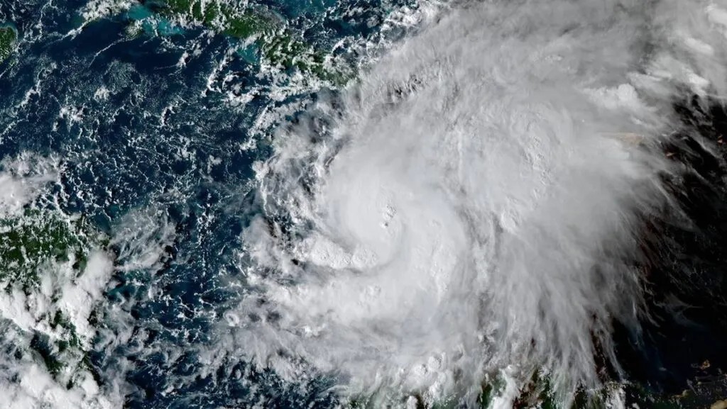 Huracán Melissa alcanza categoría 4 sin peligro para México