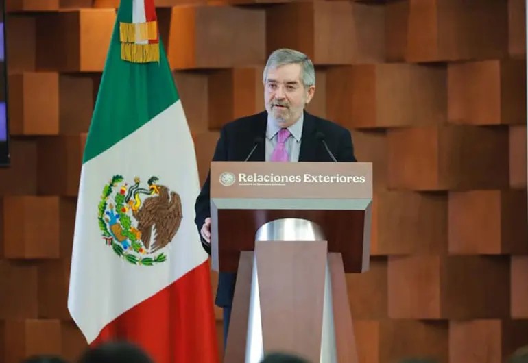 Juan Ramón de la Fuente defiende figura de asilo diplomático como derecho irrenunciable