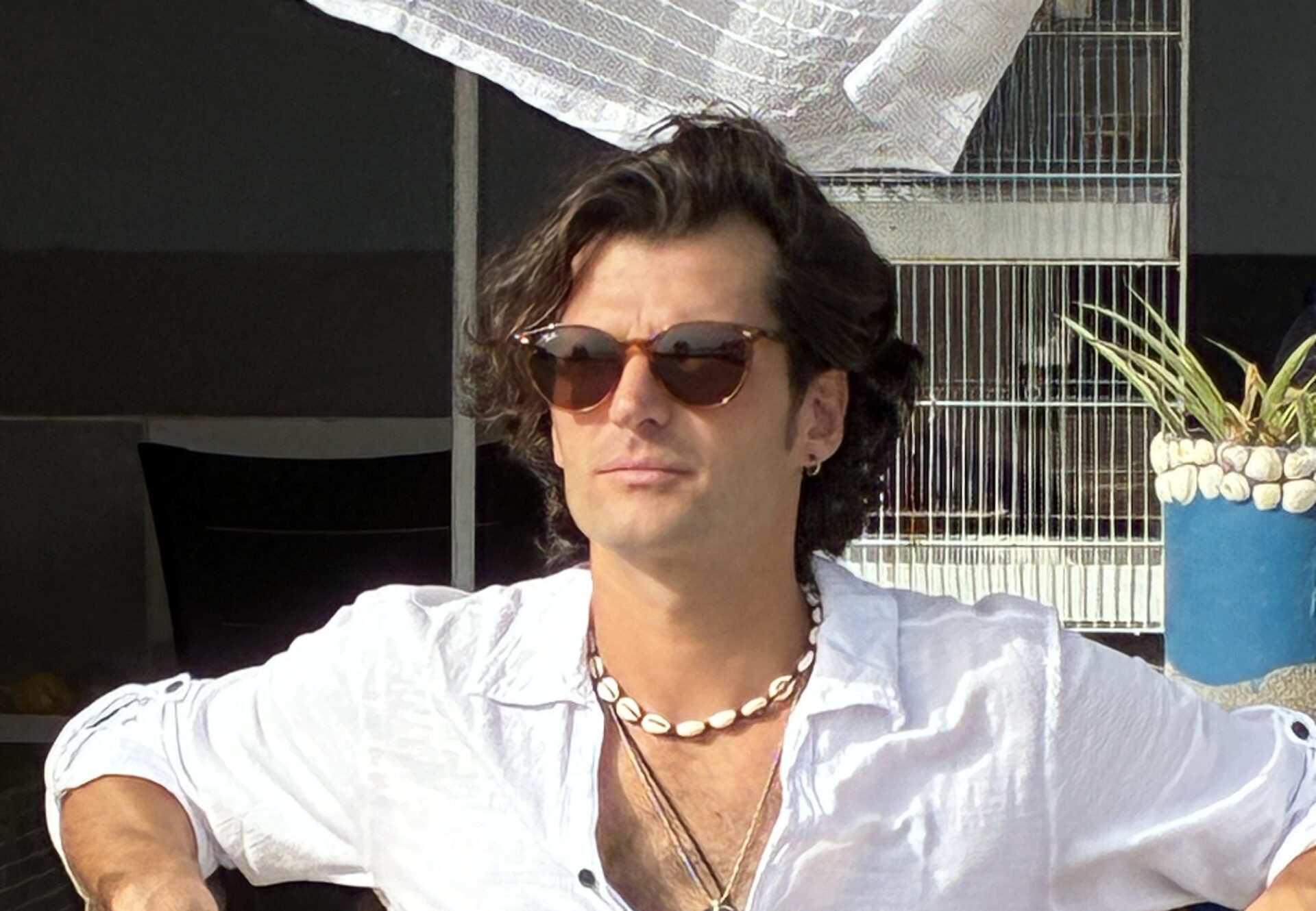 Bausco te invita a escuchar su propuesta “Bom Bom”, un tema inspirado en la persona con la que él deseaba compartir su vida y lo llevaba a soñar