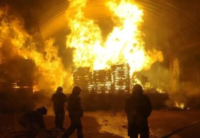 Voraz incendio consume tarimas en la Central de Abasto, CDMX