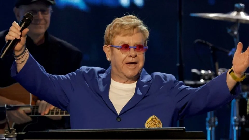 MÚSICO INGLÉS “Ha sido devastador”: Elton John narra su forma de vida tras perder la vista en un ojo