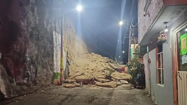 Deslizamiento de tierra en Acuilotla afecta viviendas y evacúan a 15 personas