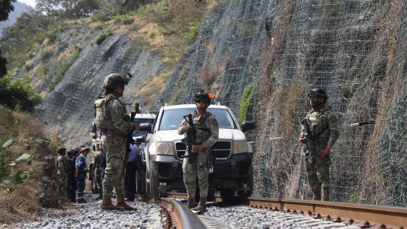 Víctimas del Tren Interoceánico ponen denuncia en FGR; Sheinbaum les pide tener cuidado con abogados
