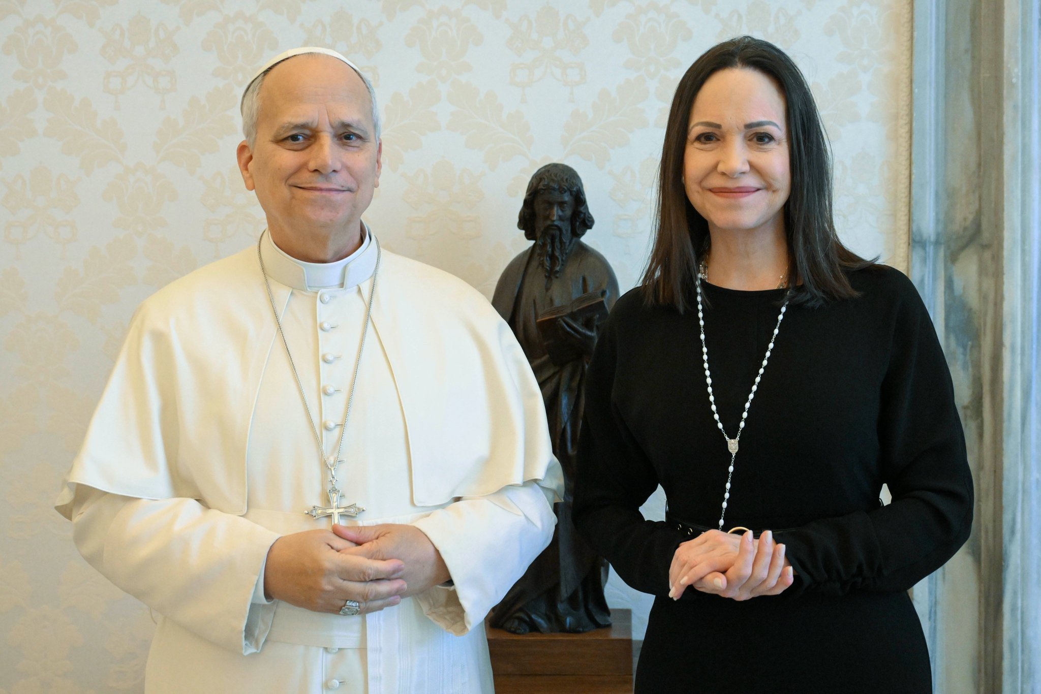 Papa León XIV recibe a María Corina Machado en El Vaticano
